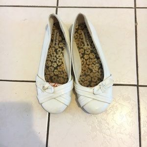 White flat shoes